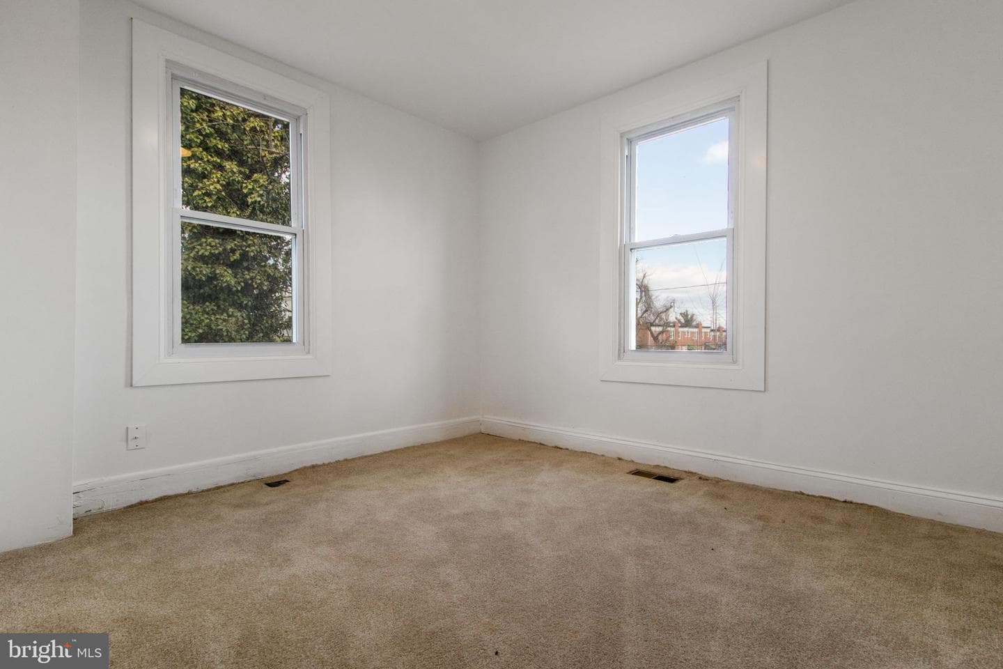 5327 Hamlin Avenue photo 15