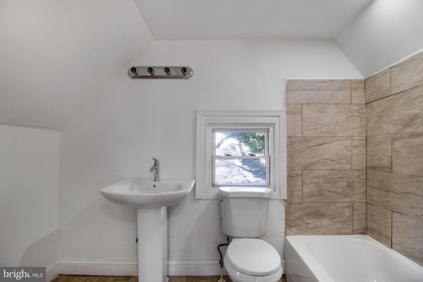 5327 Hamlin Avenue photo 19
