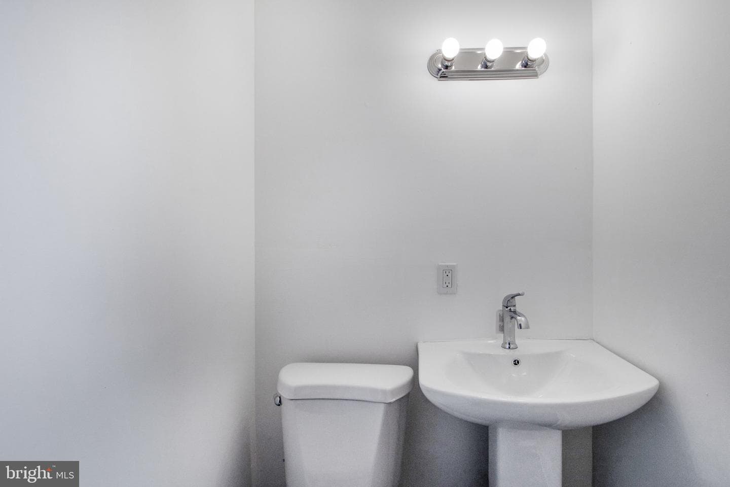 5327 Hamlin Avenue photo 23