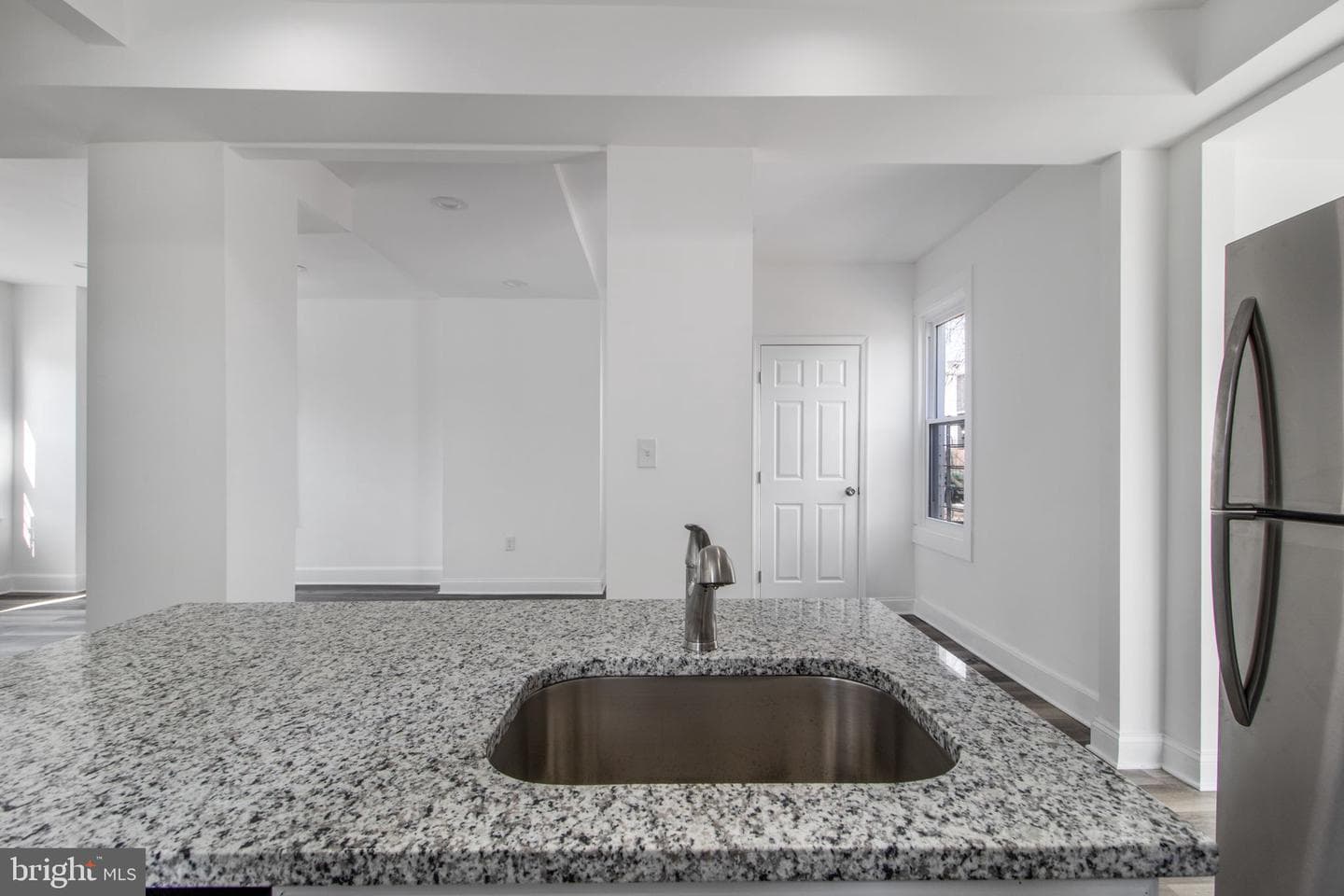 5327 Hamlin Avenue photo 31