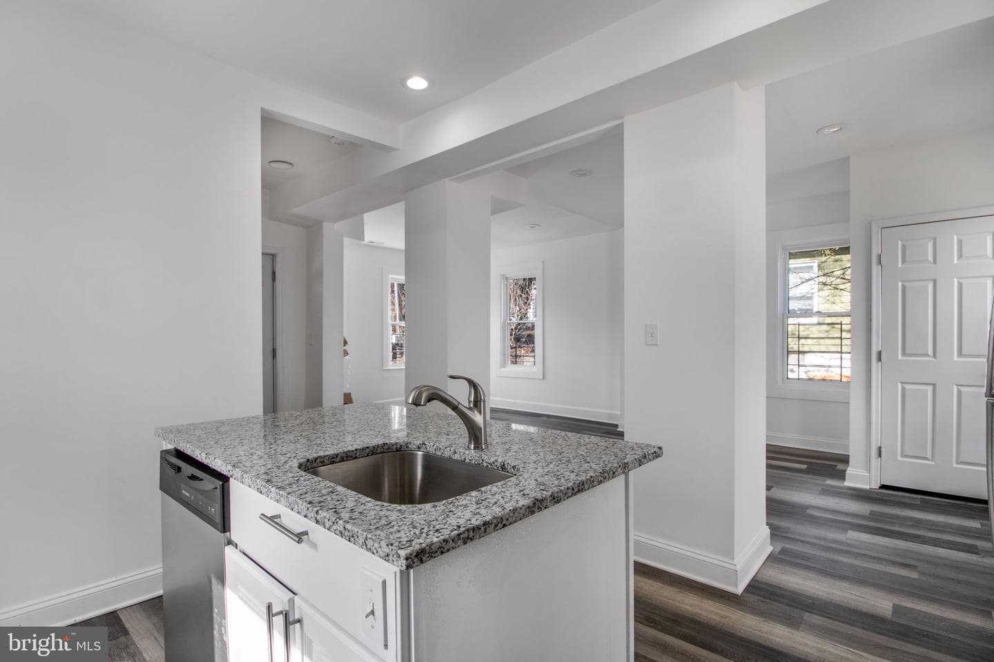 5327 Hamlin Avenue photo 32