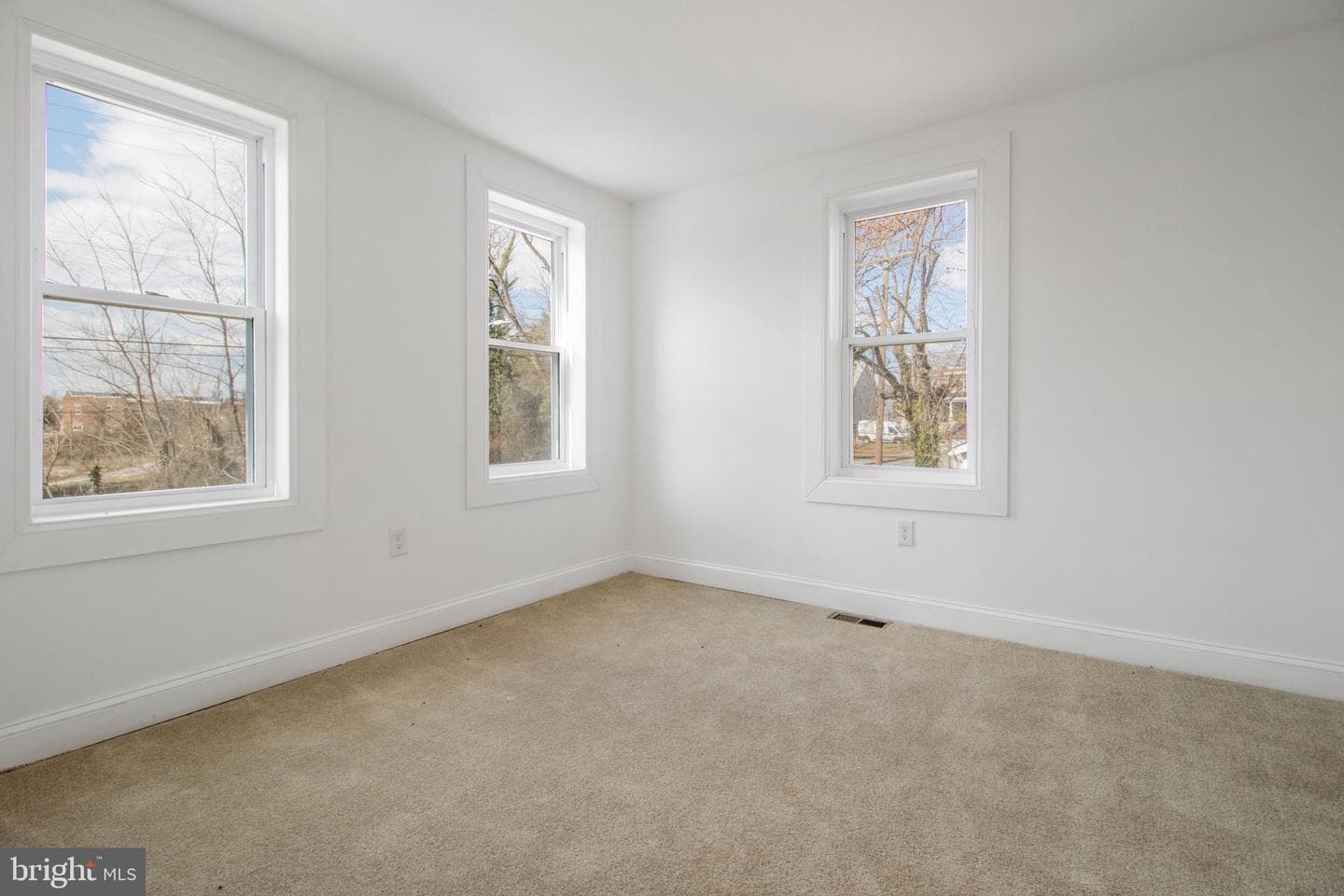 5327 Hamlin Avenue photo 5