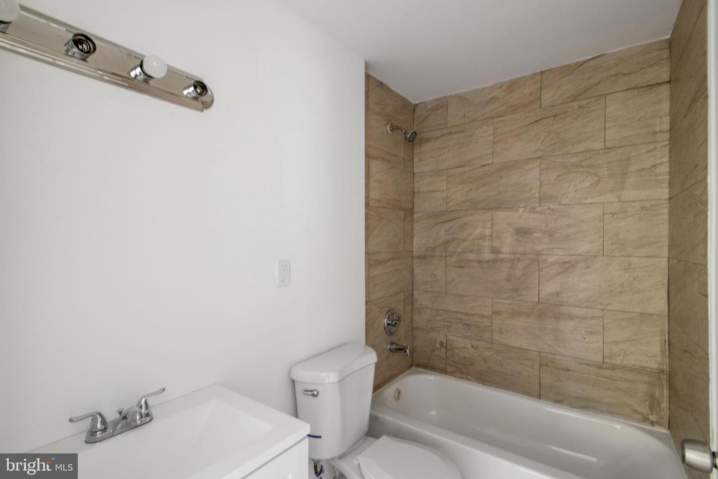 5327 Hamlin Avenue photo 8