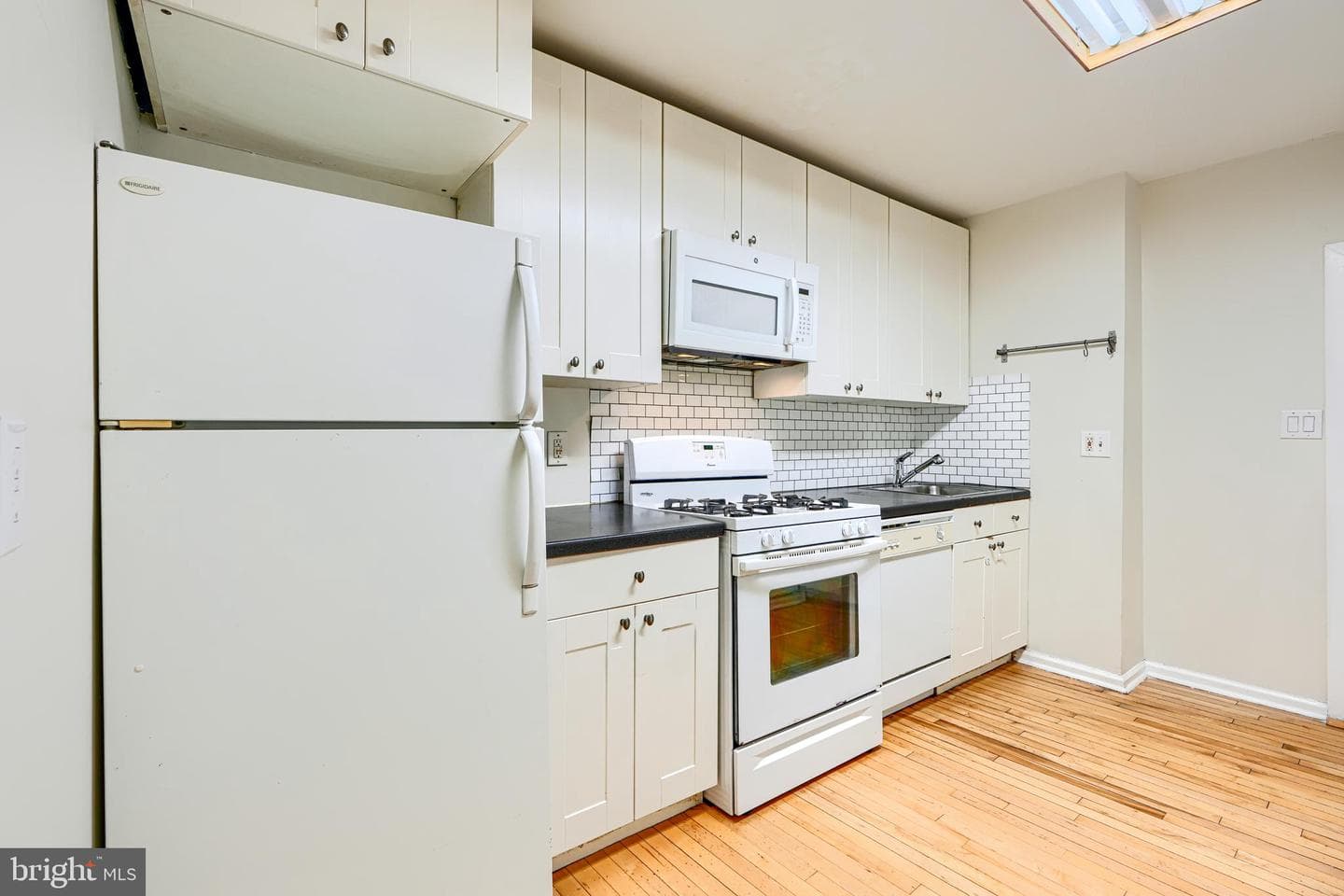 327 S Fremont Avenue photo 13
