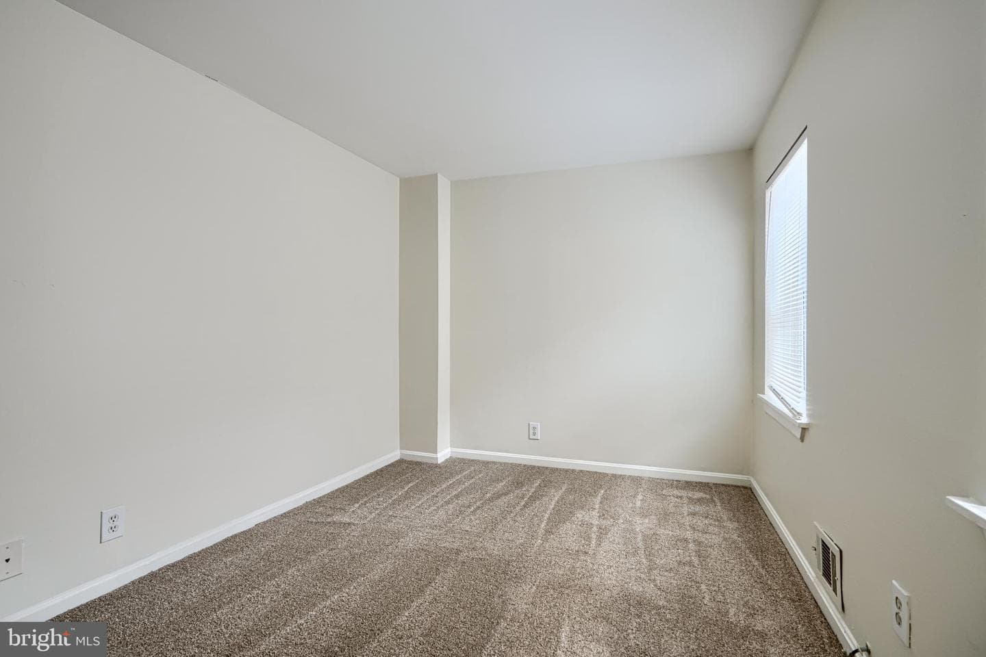 327 S Fremont Avenue photo 20