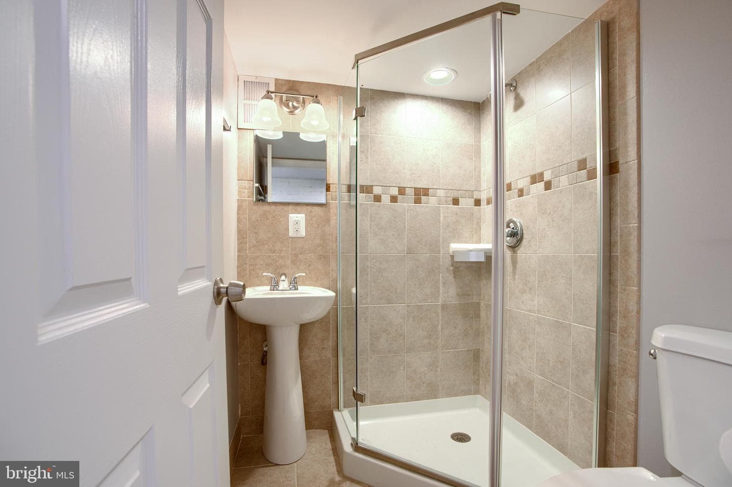 1446 Andre Street photo 32