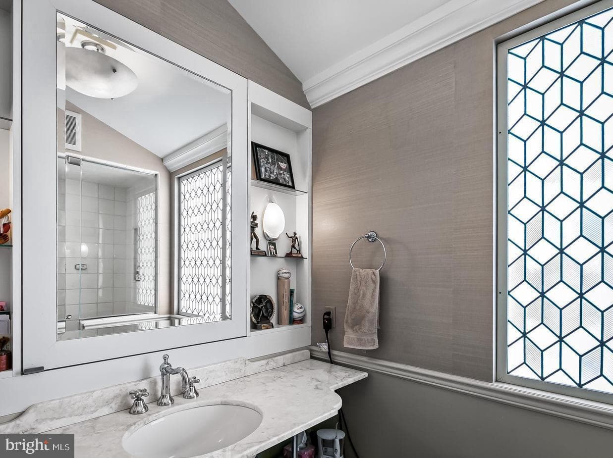 828 William Street photo 36