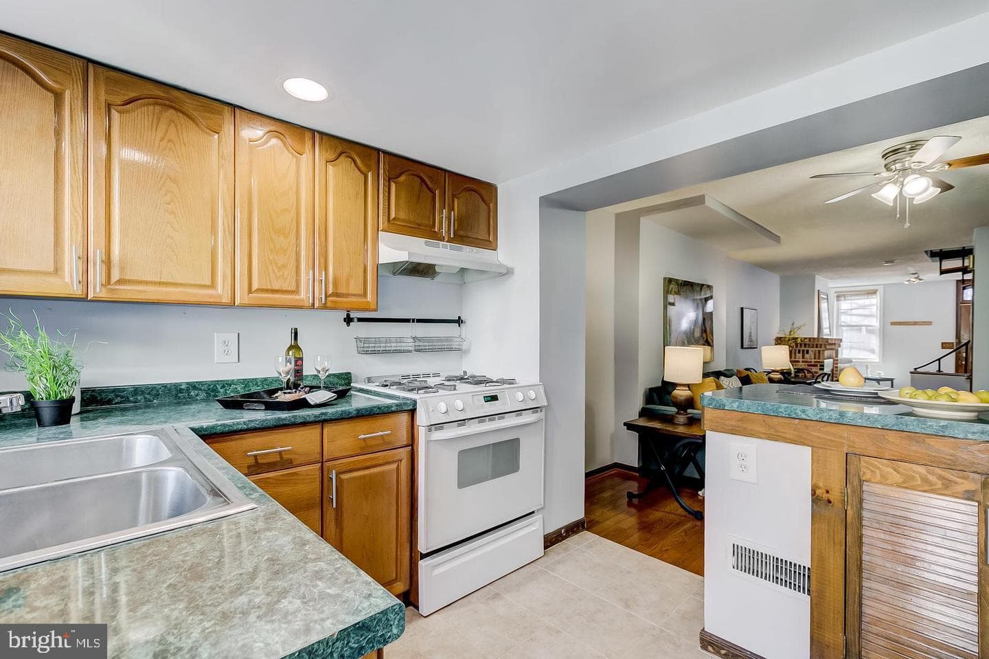232 E Barney Street photo 13
