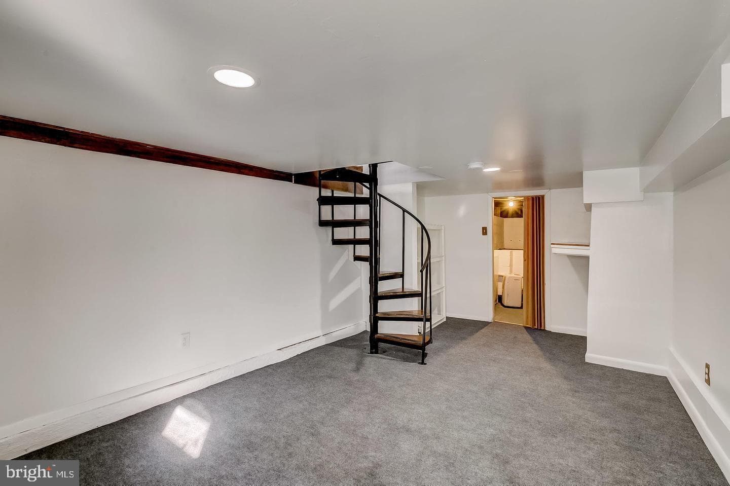 232 E Barney Street photo 16