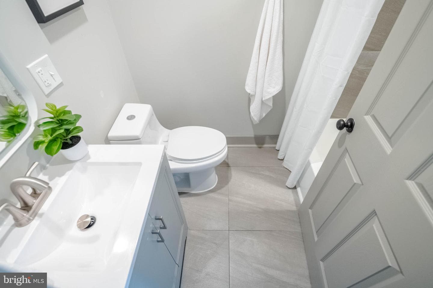 437 N Glover Street photo 13
