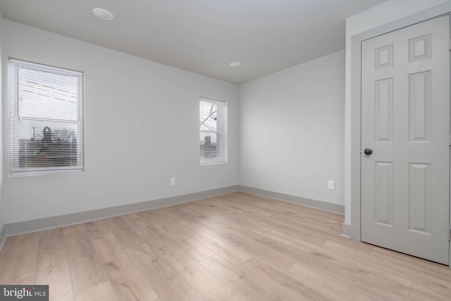 437 N Glover Street photo 15