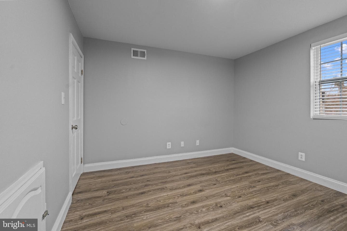 823 Newington Avenue photo 9