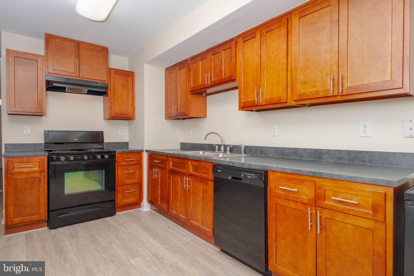 1121 Ward Street photo 5
