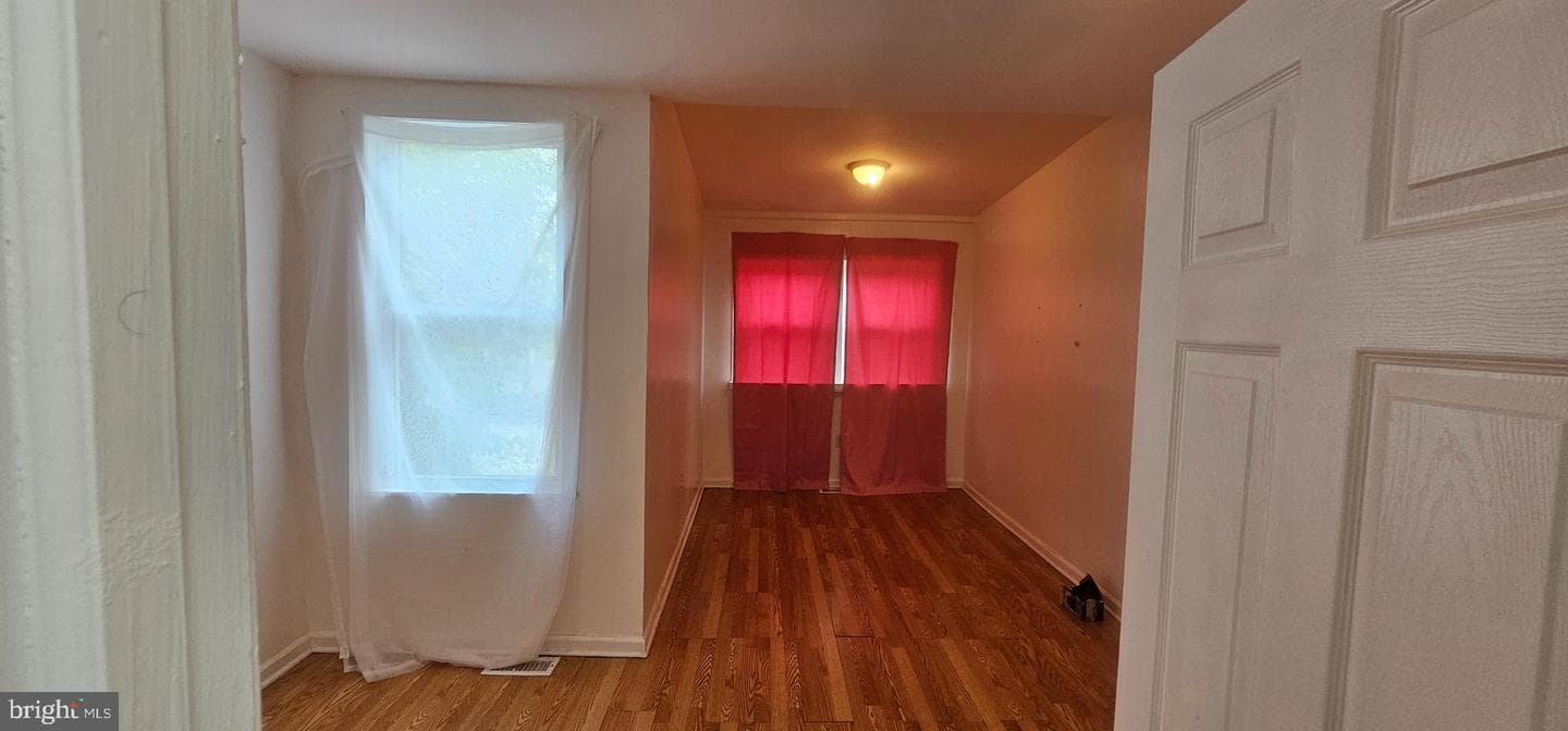 2548 Oswego Avenue photo 11