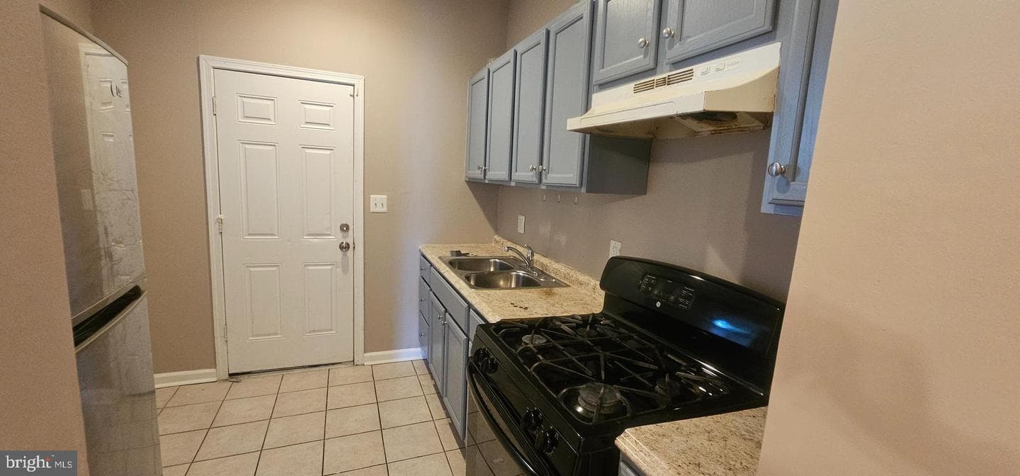 2548 Oswego Avenue photo 6