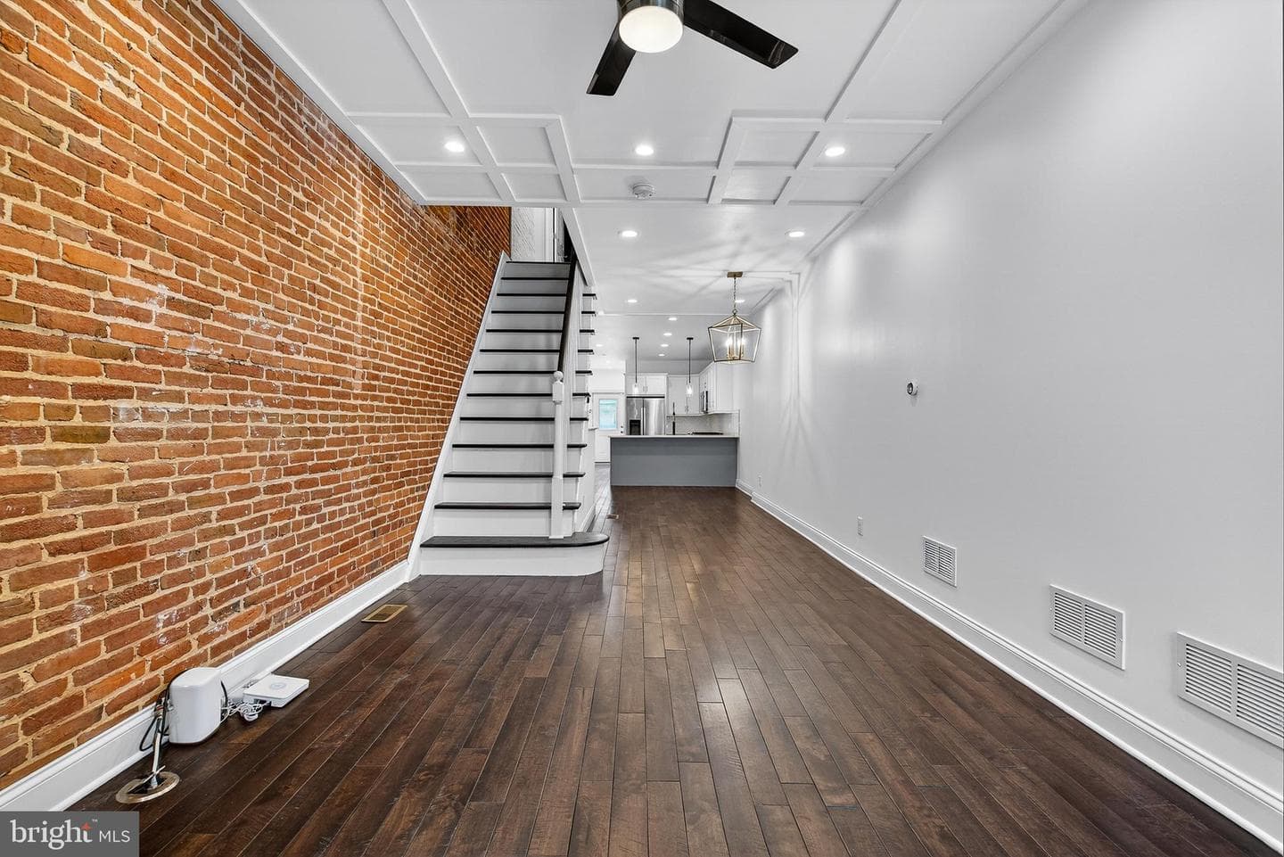 1007 S East Avenue photo 3