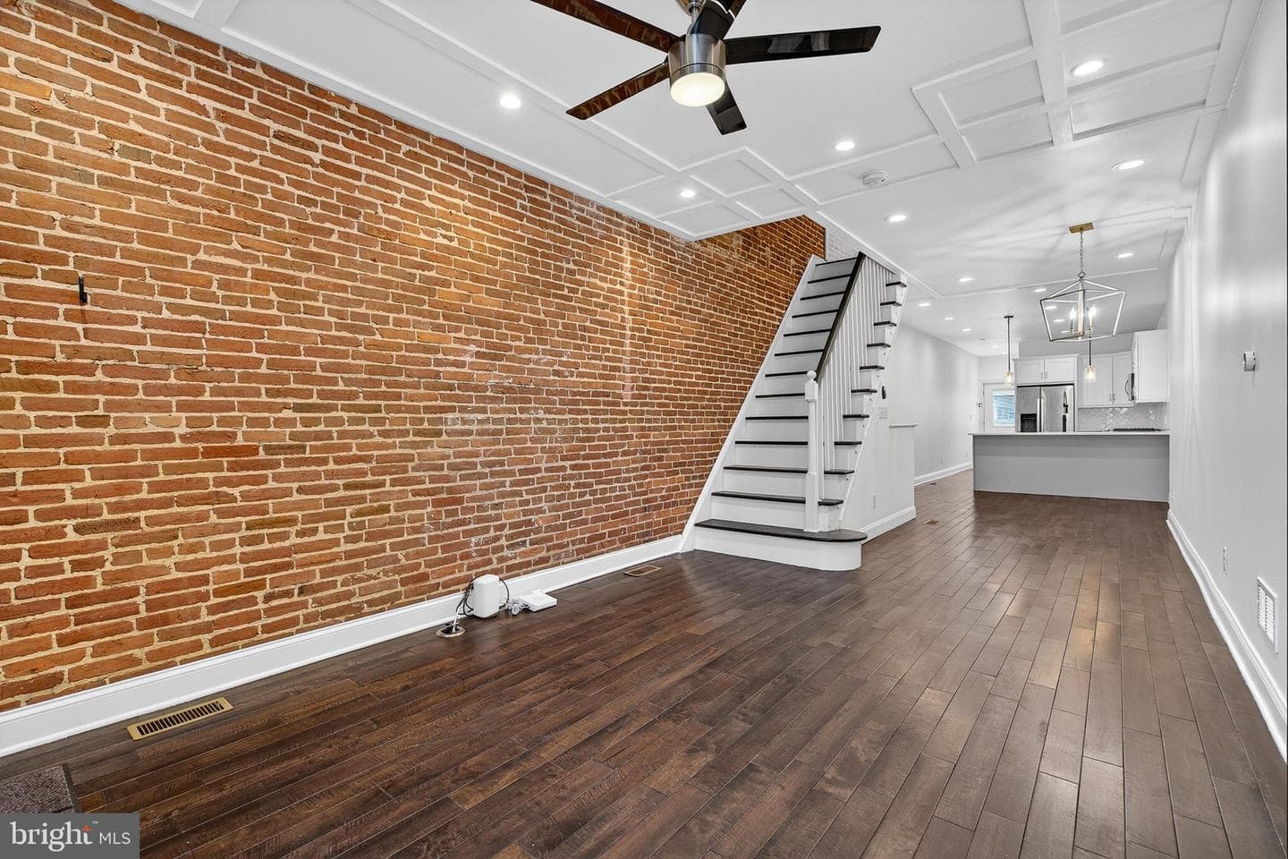 1007 S East Avenue photo 5