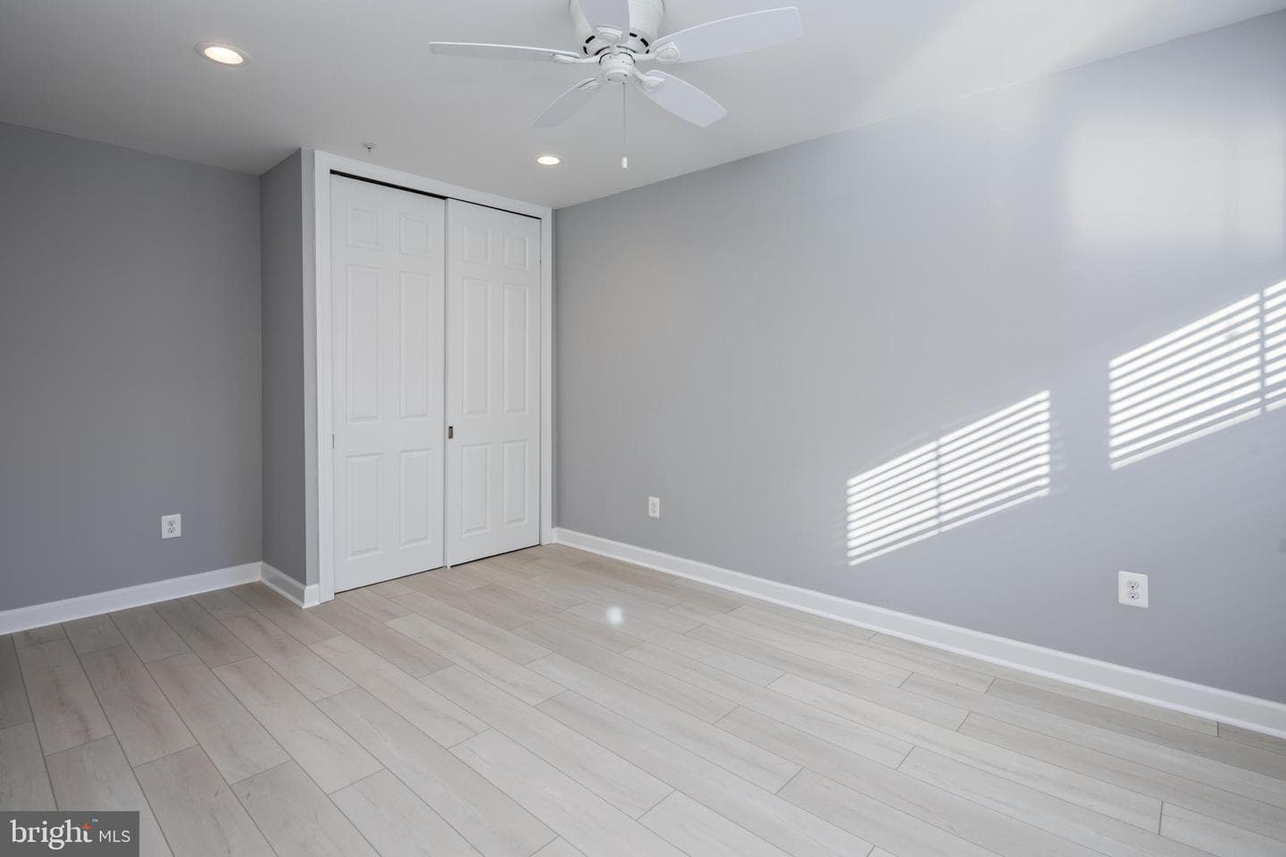 2349 Cambridge Walk photo 4