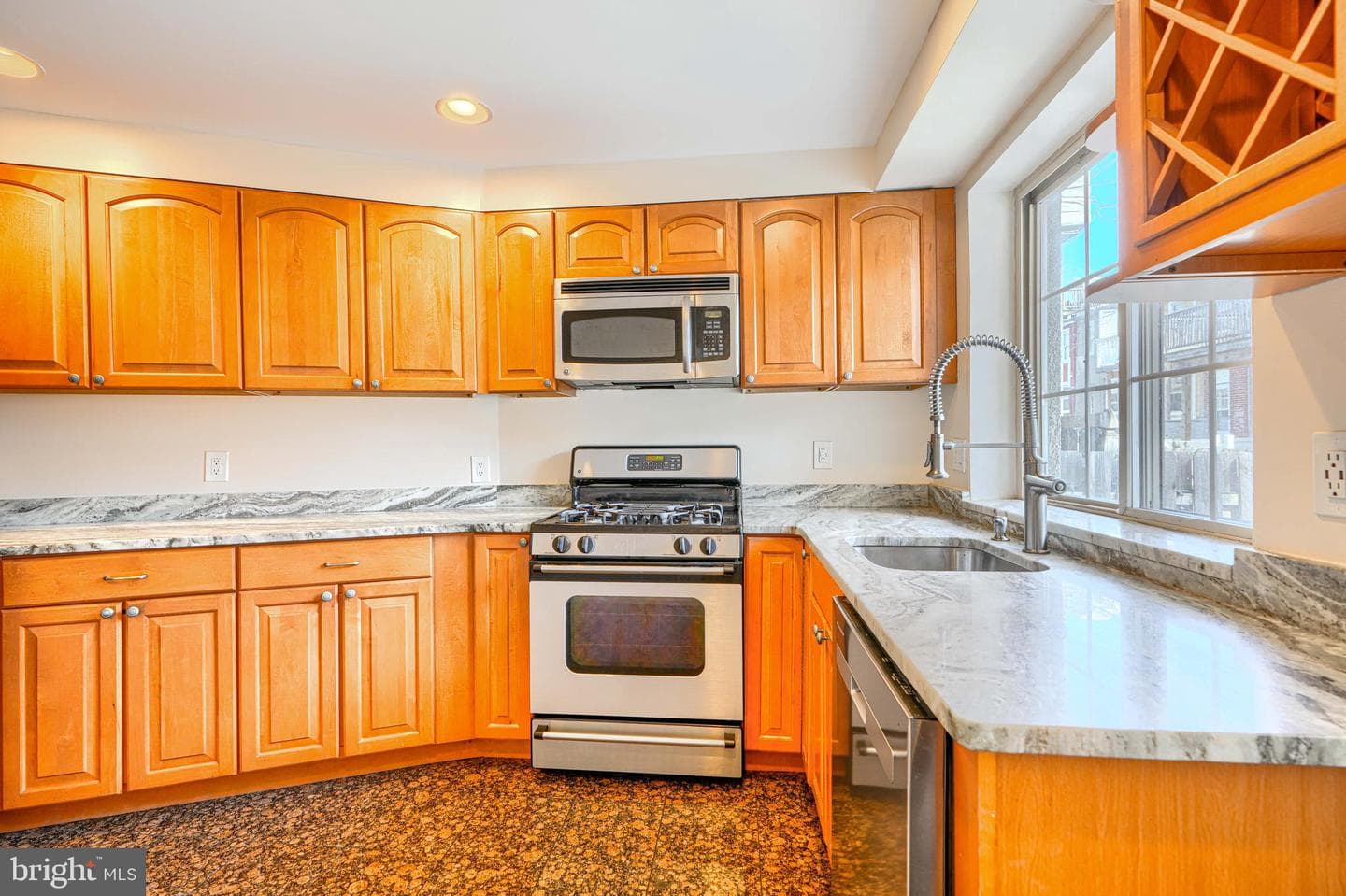 135 W Ostend Street photo 11