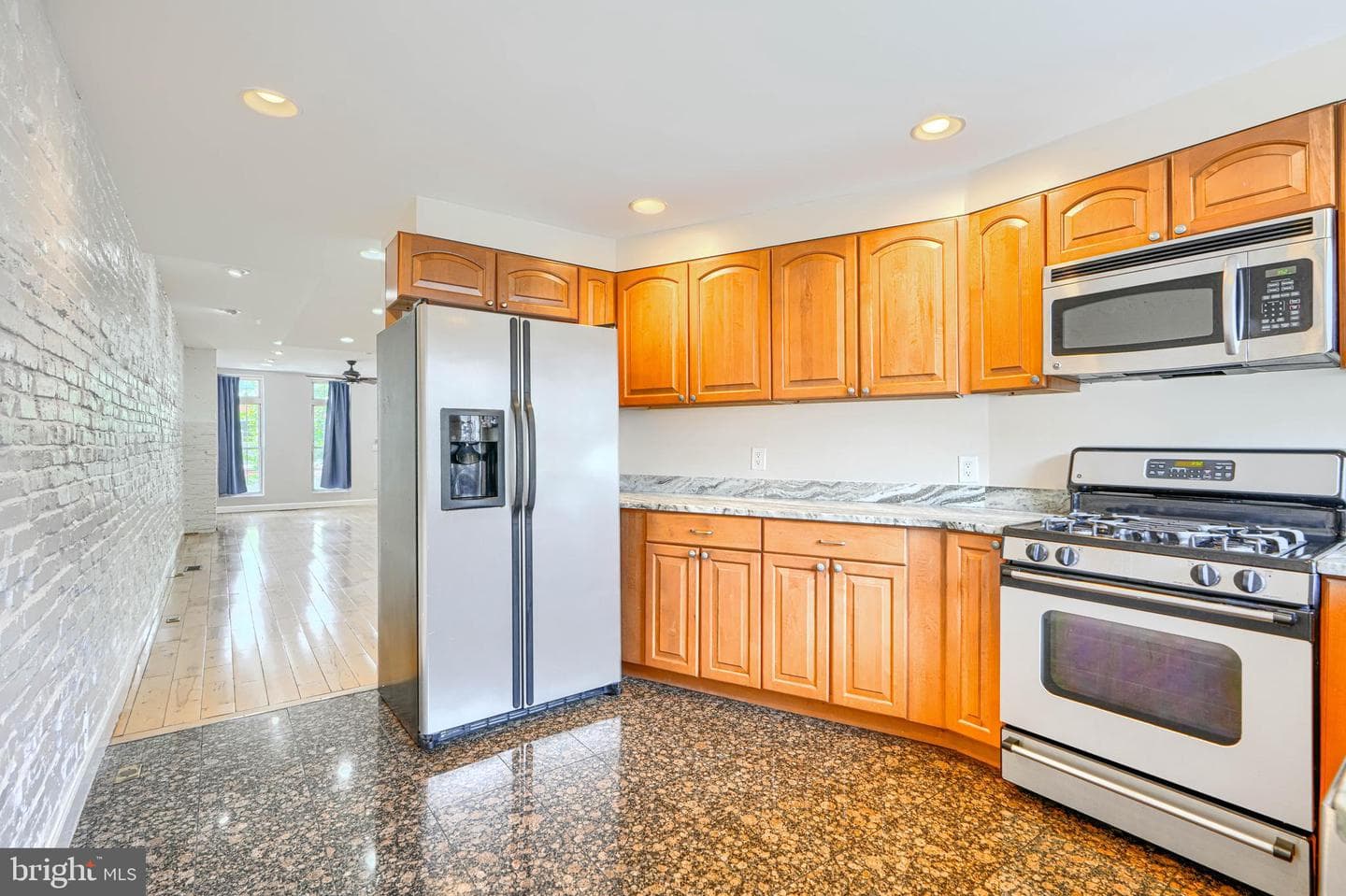 135 W Ostend Street photo 12