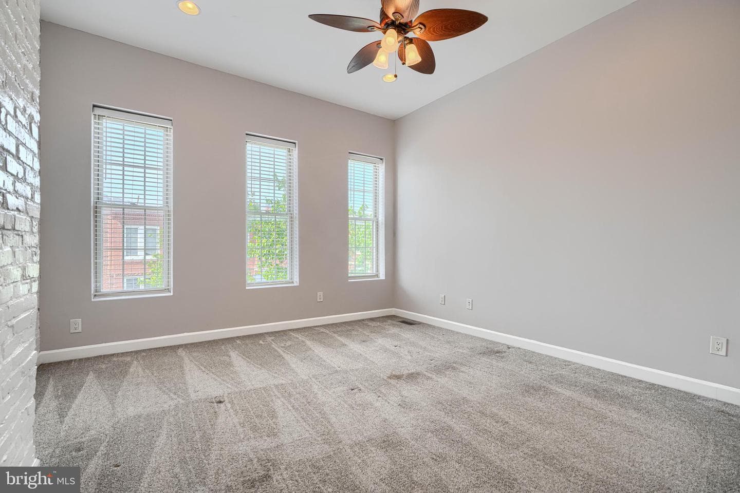 135 W Ostend Street photo 19