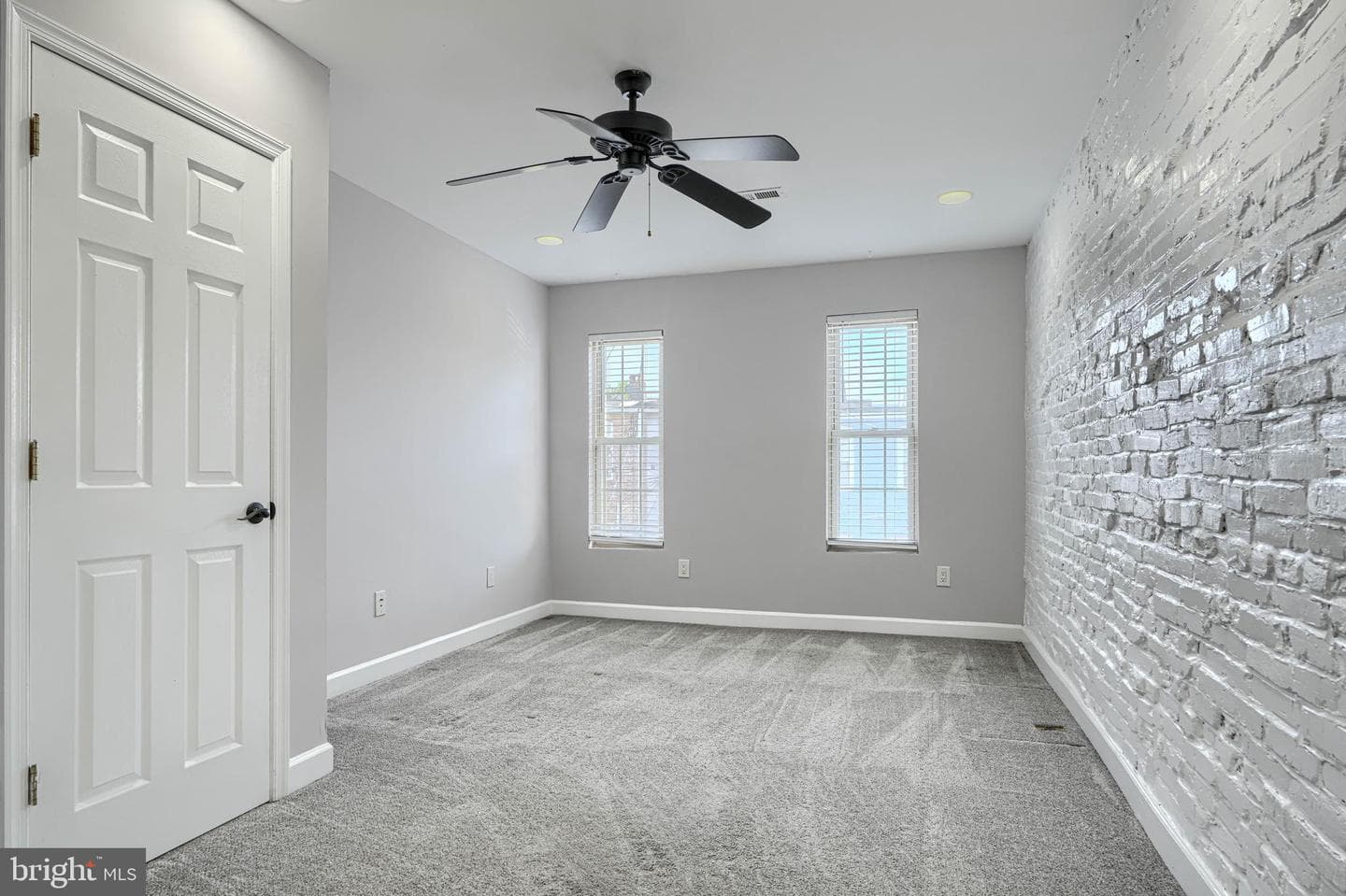 135 W Ostend Street photo 26