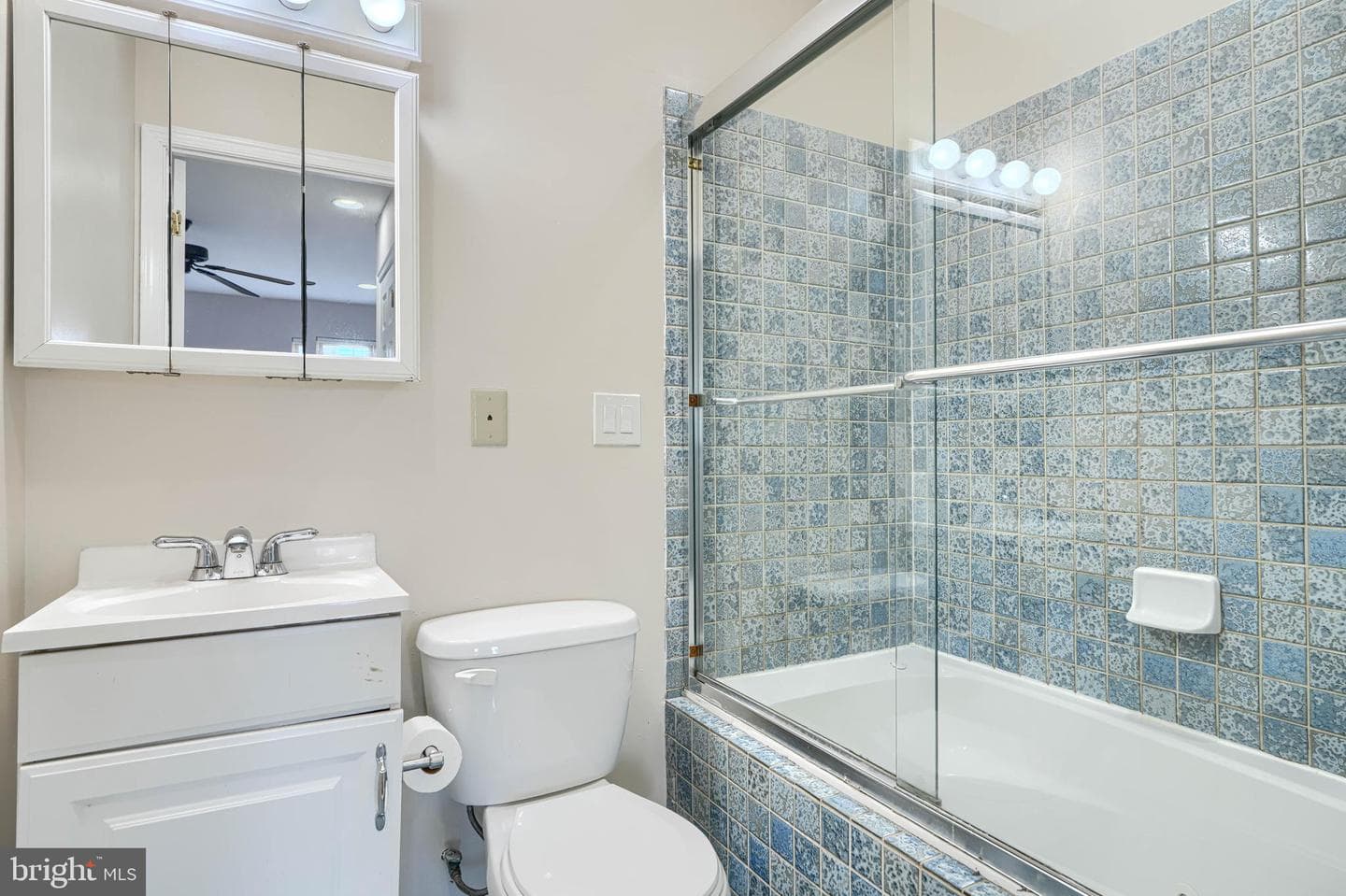 135 W Ostend Street photo 30