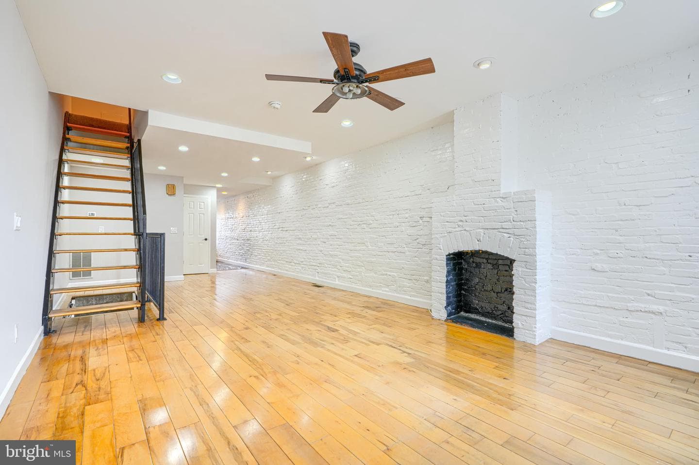 135 W Ostend Street photo 4