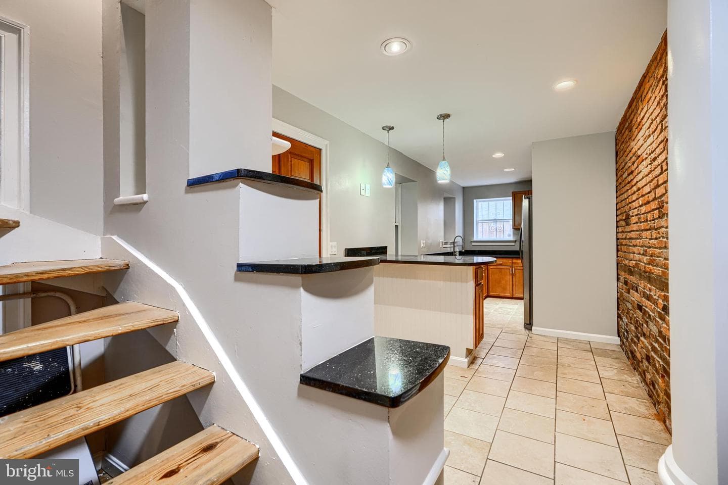 736 Light Street photo 12