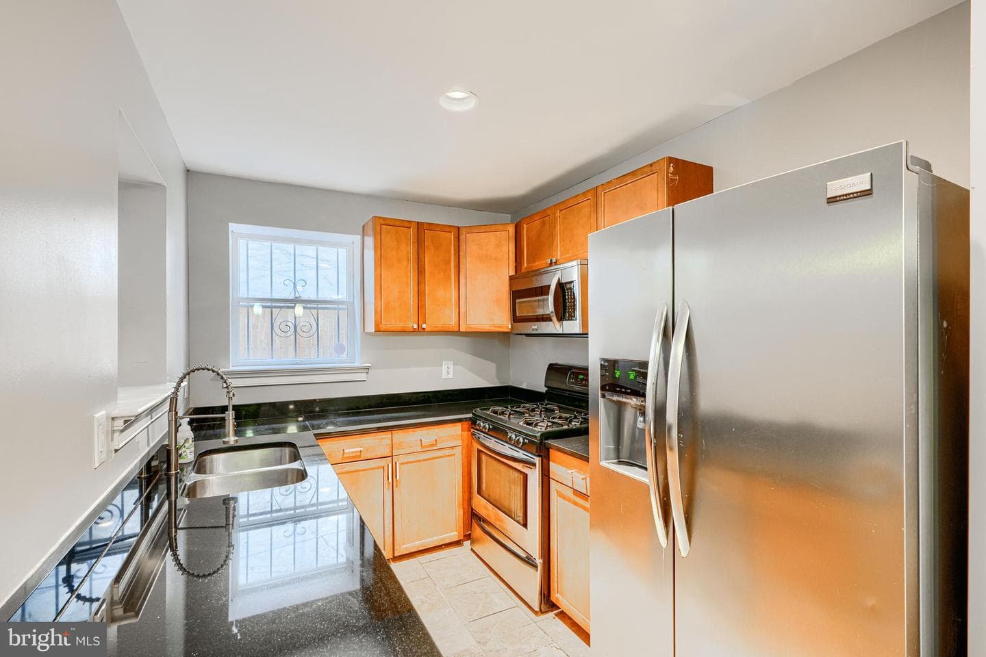 736 Light Street photo 17