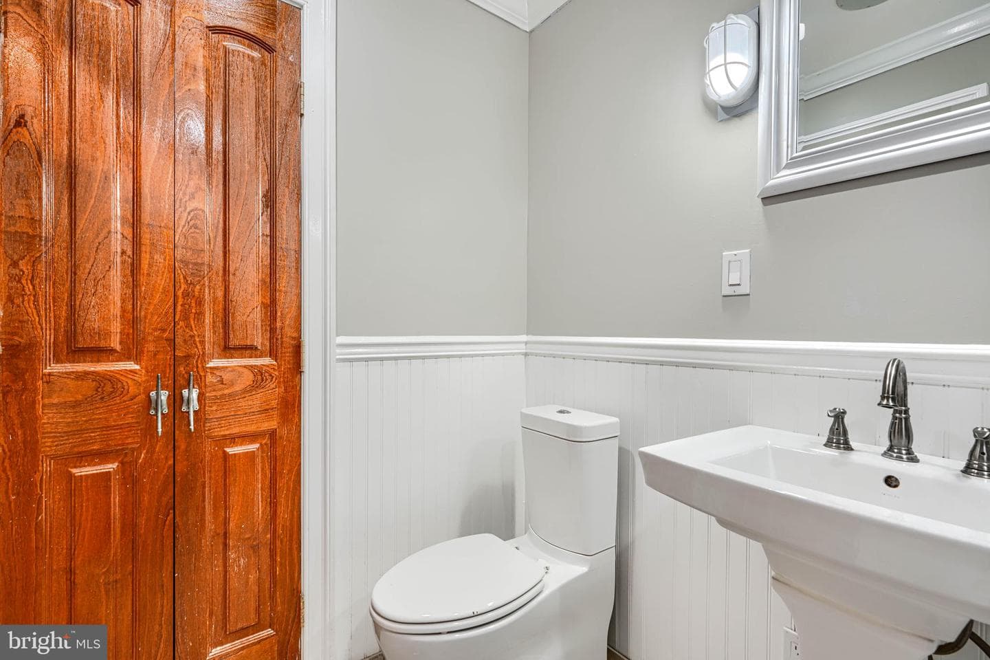 736 Light Street photo 32