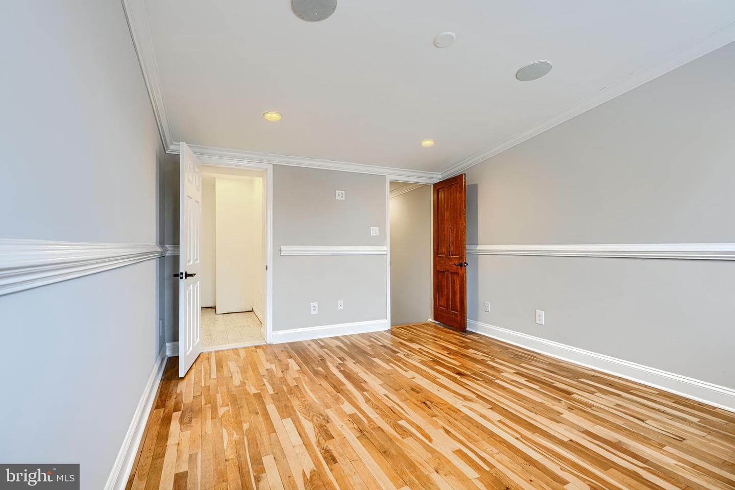 736 Light Street photo 37
