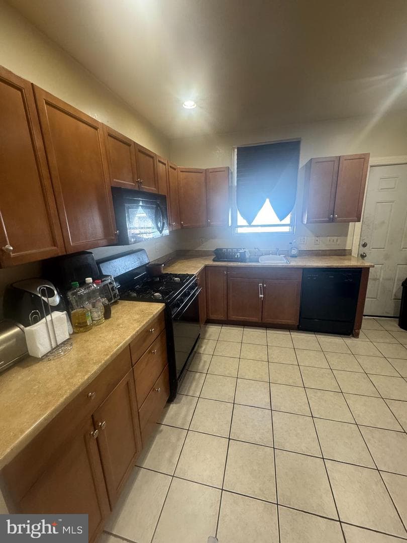 2404 E Madison Street photo 2