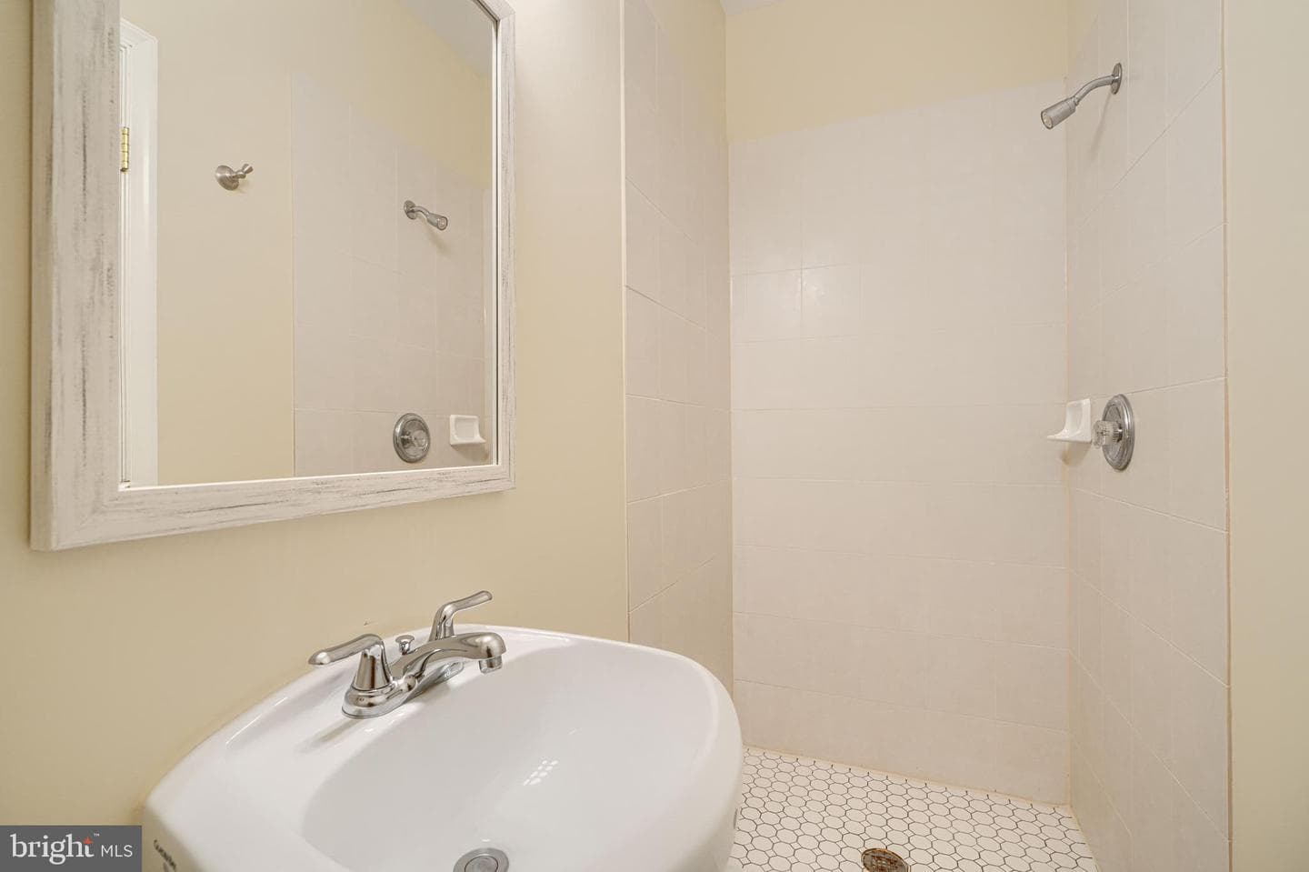 817 W Cross Street photo 18