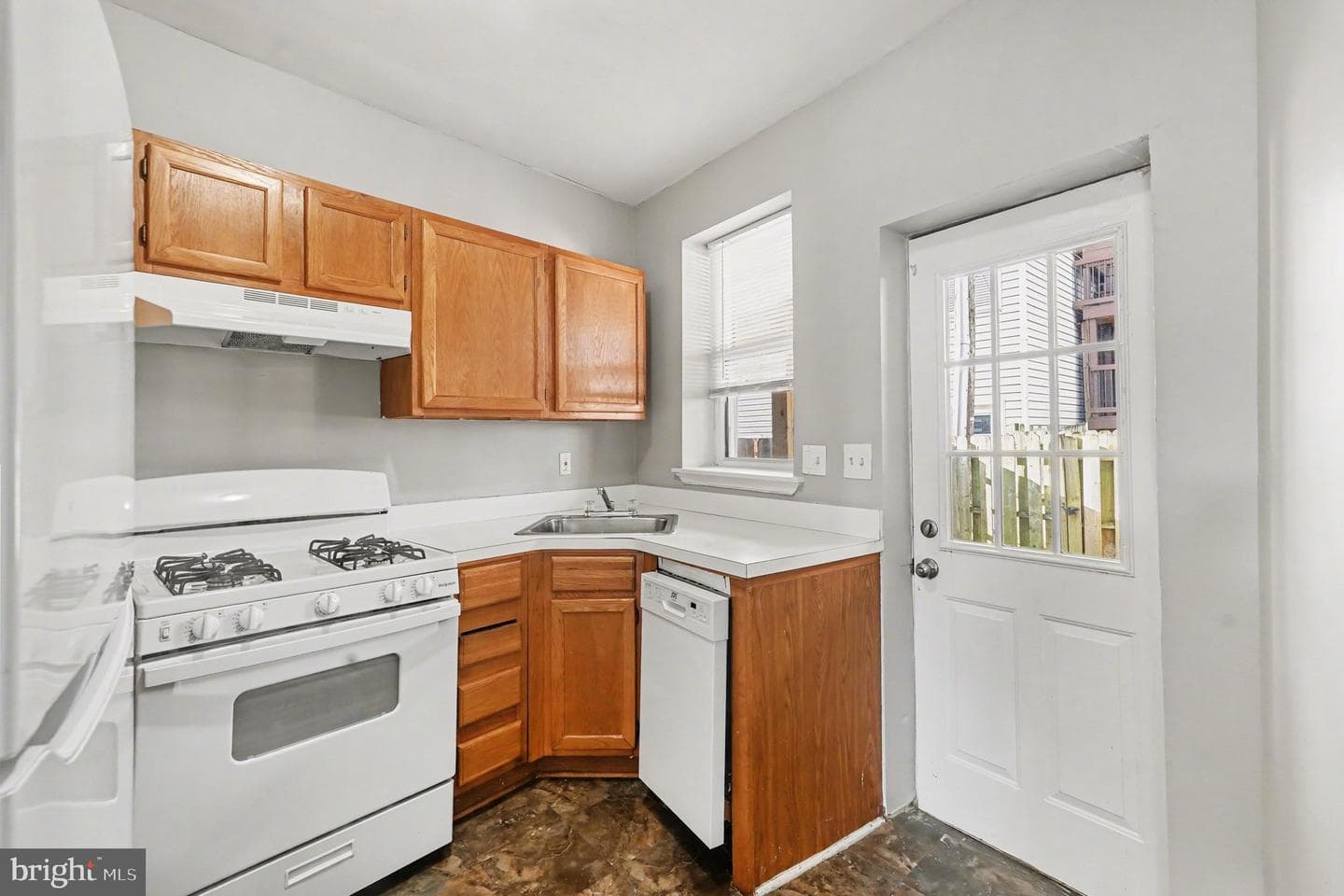613 Harvey Street photo 9