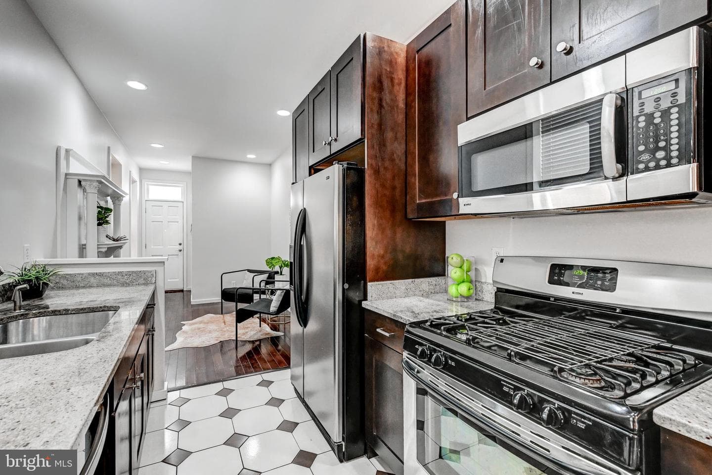 136 W Ostend Street photo 10