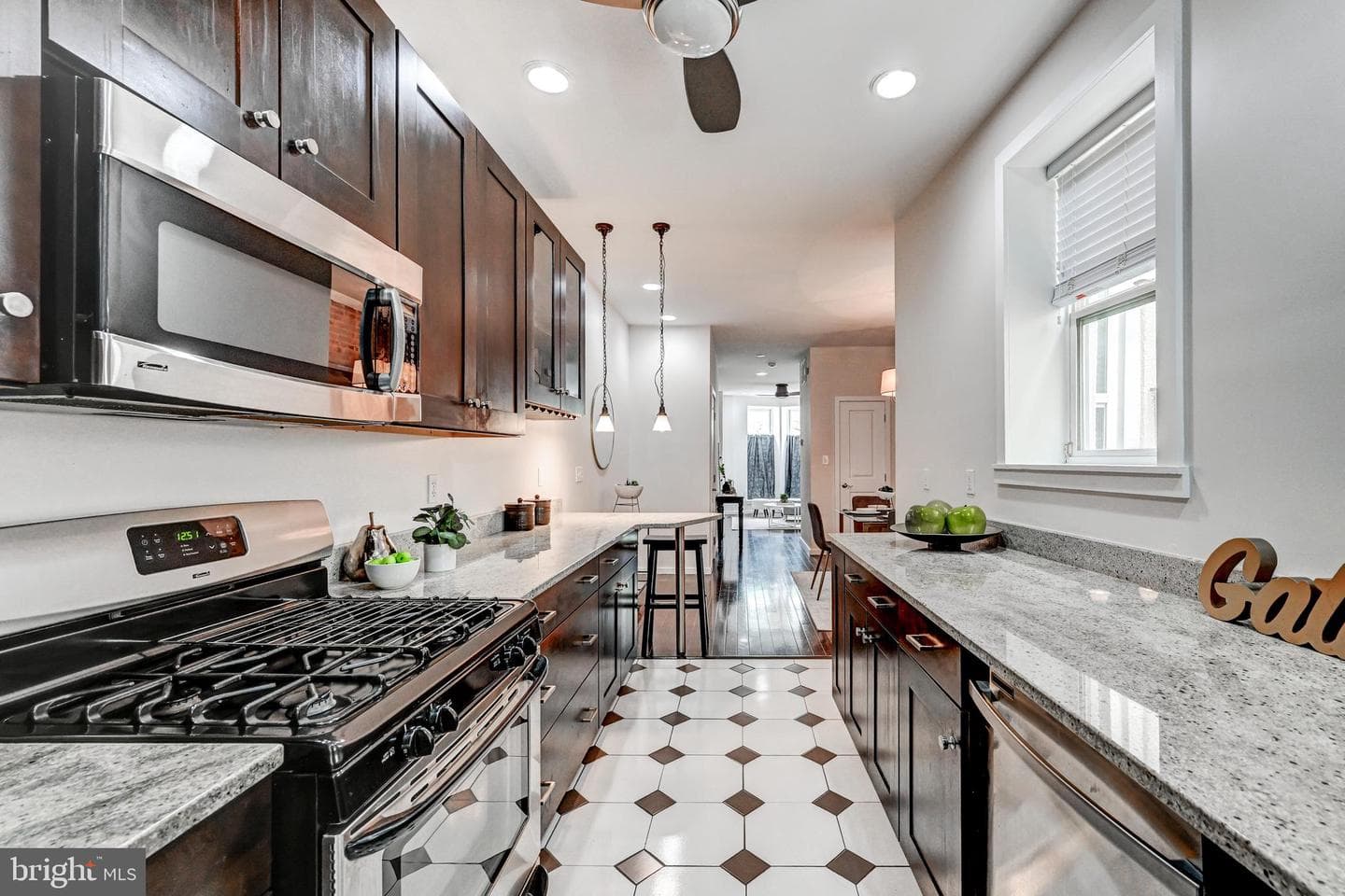 136 W Ostend Street photo 11