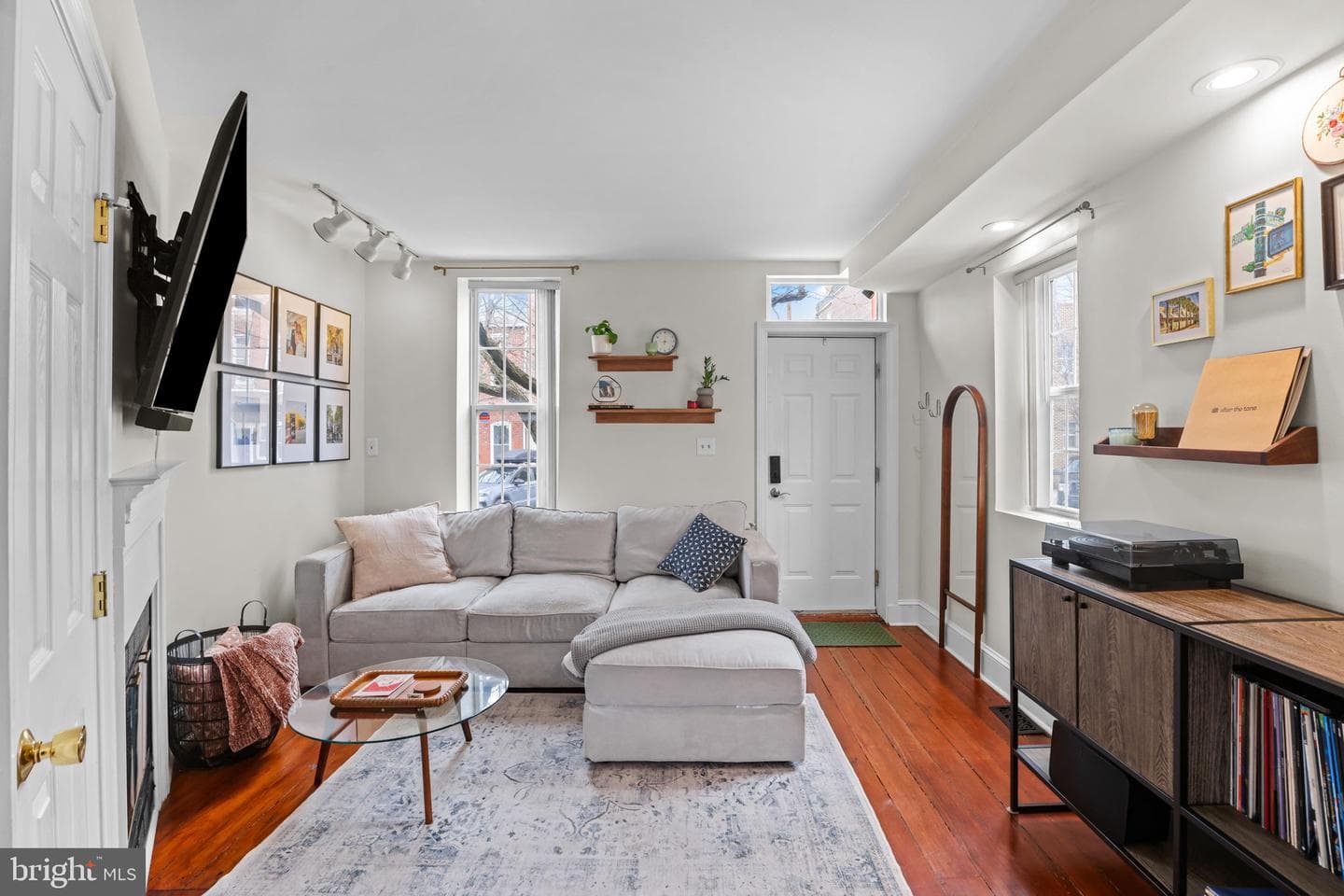 1811 Gough Street photo 5