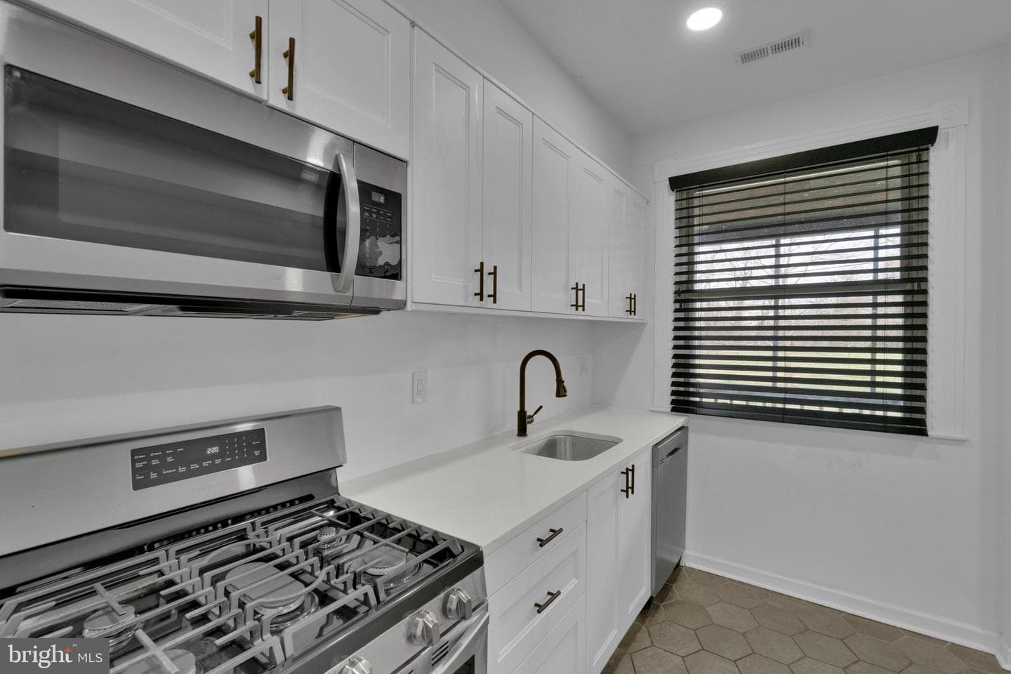 613 W 33rd Street photo 10