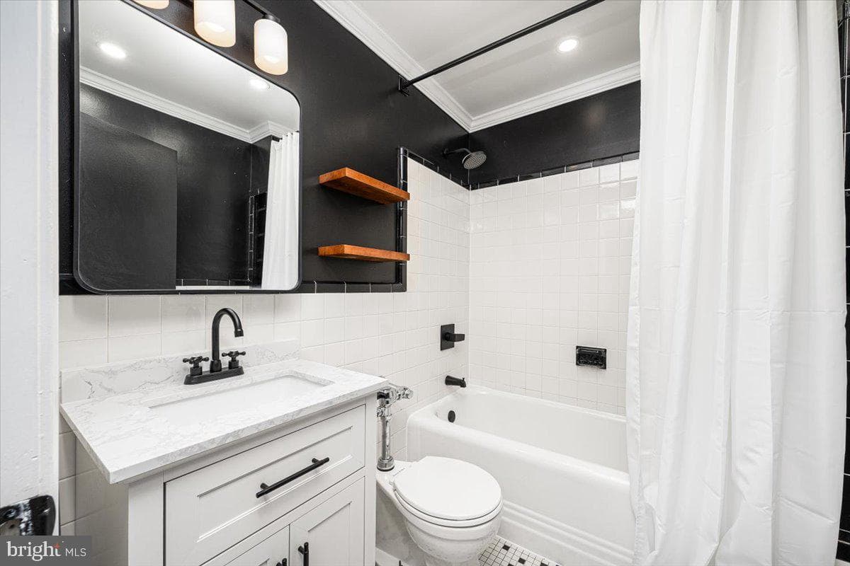 1 E Chase Street #1008 photo 16
