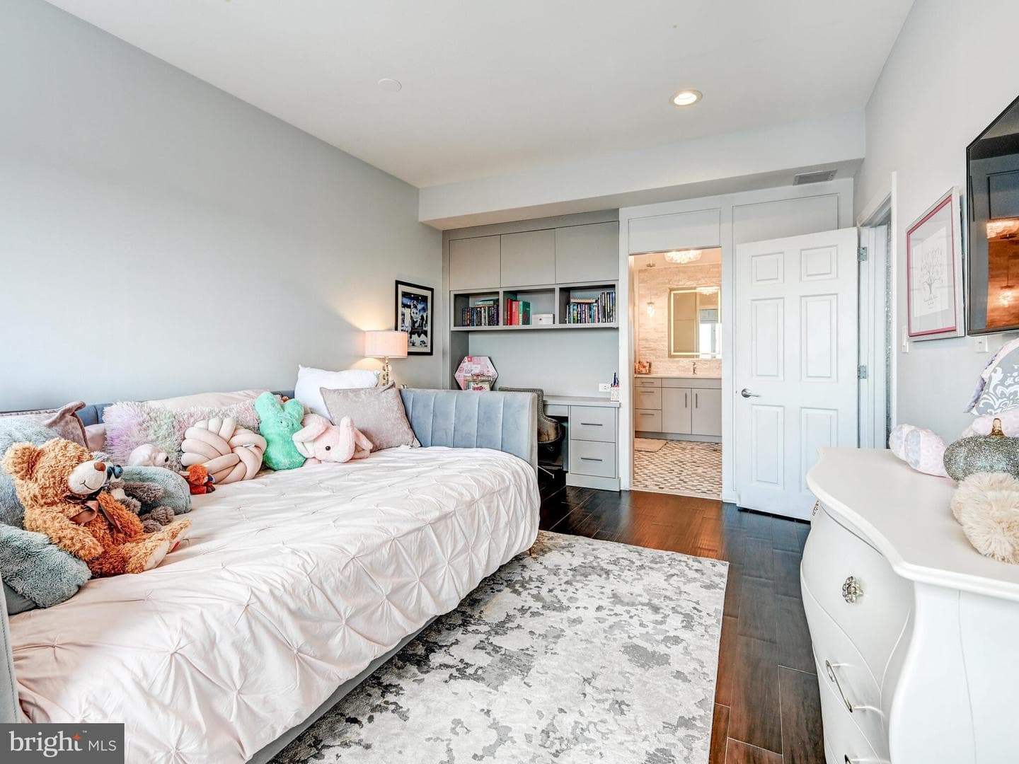 10 E Lee Street #2402 photo 31