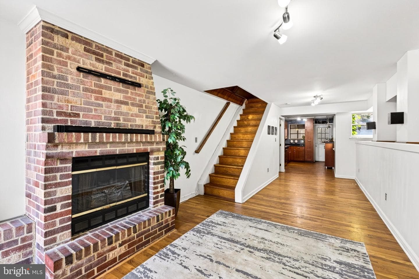 25 West Street W photo 7