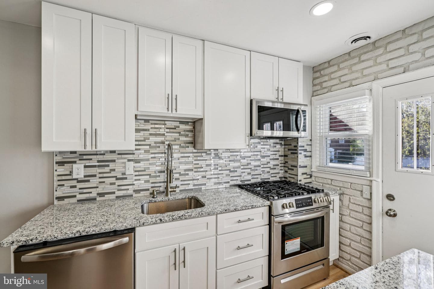 4546 Mountview Road photo 5