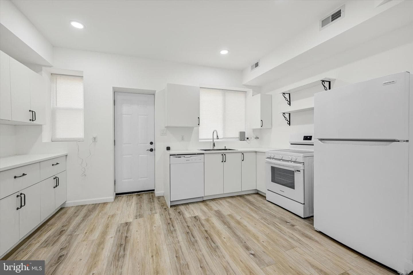 1604 Carswell Street photo 3