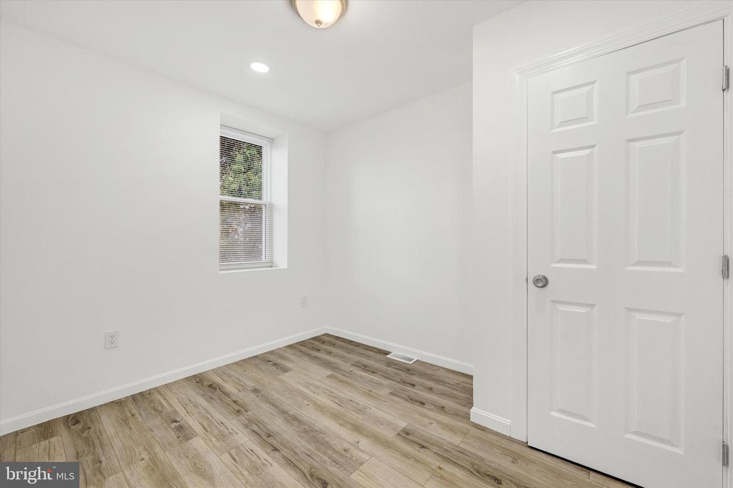 1604 Carswell Street photo 8