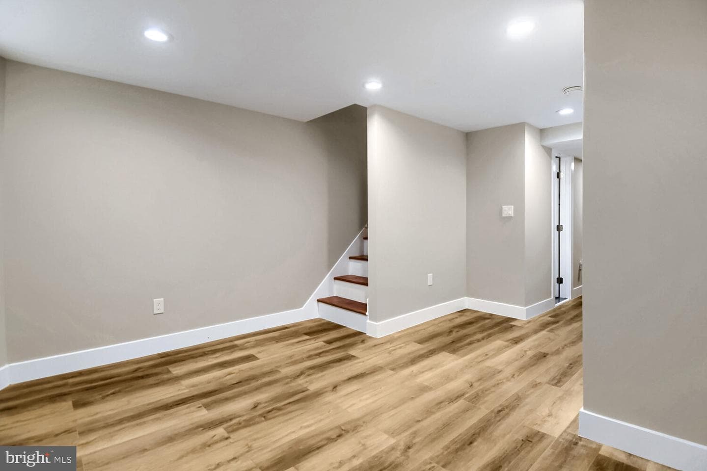 2542 Oswego Avenue photo 10