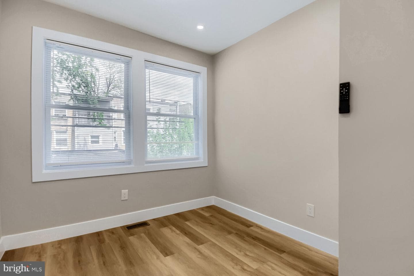 2542 Oswego Avenue photo 19