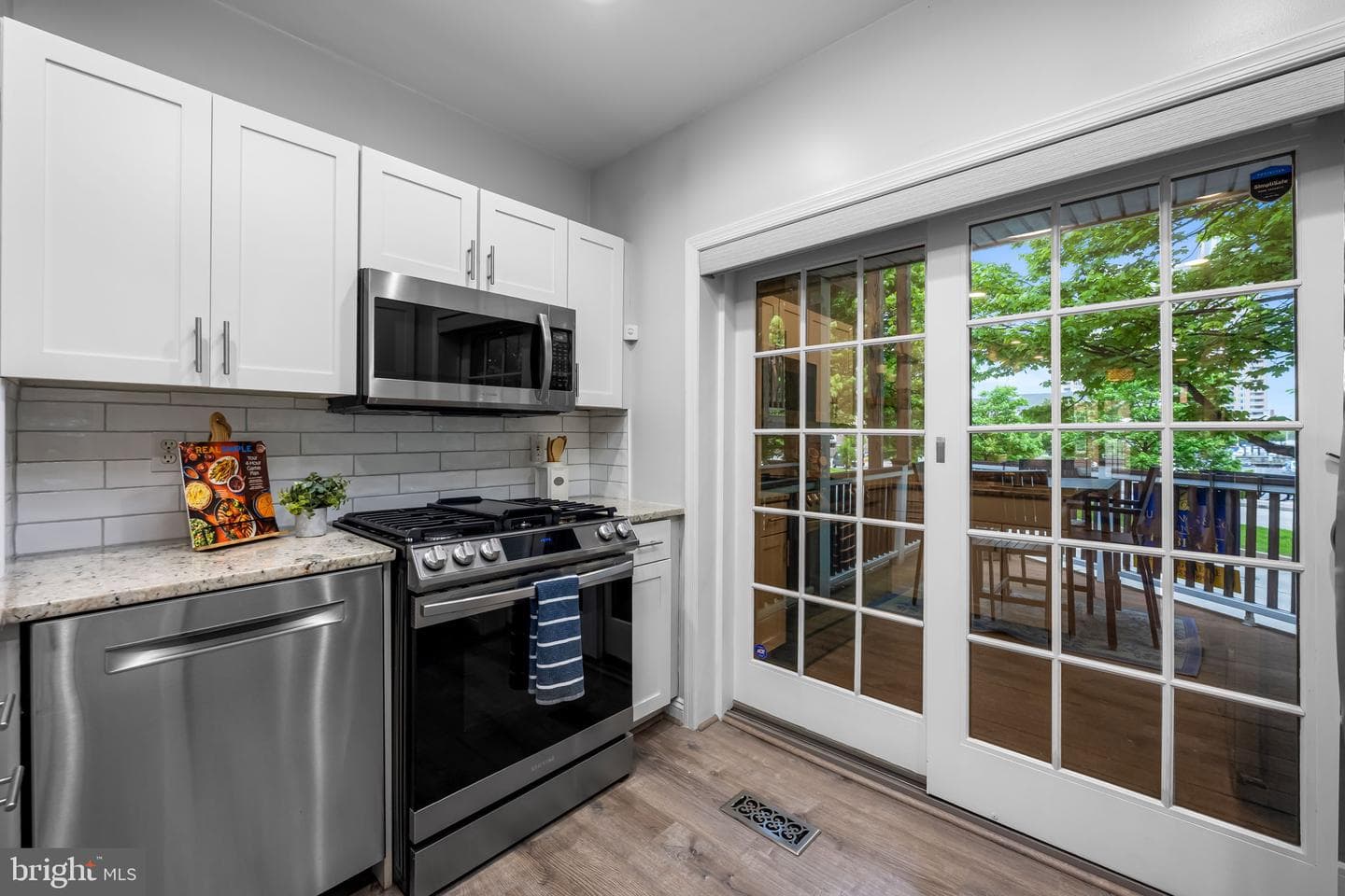 644 E Clement Street photo 13