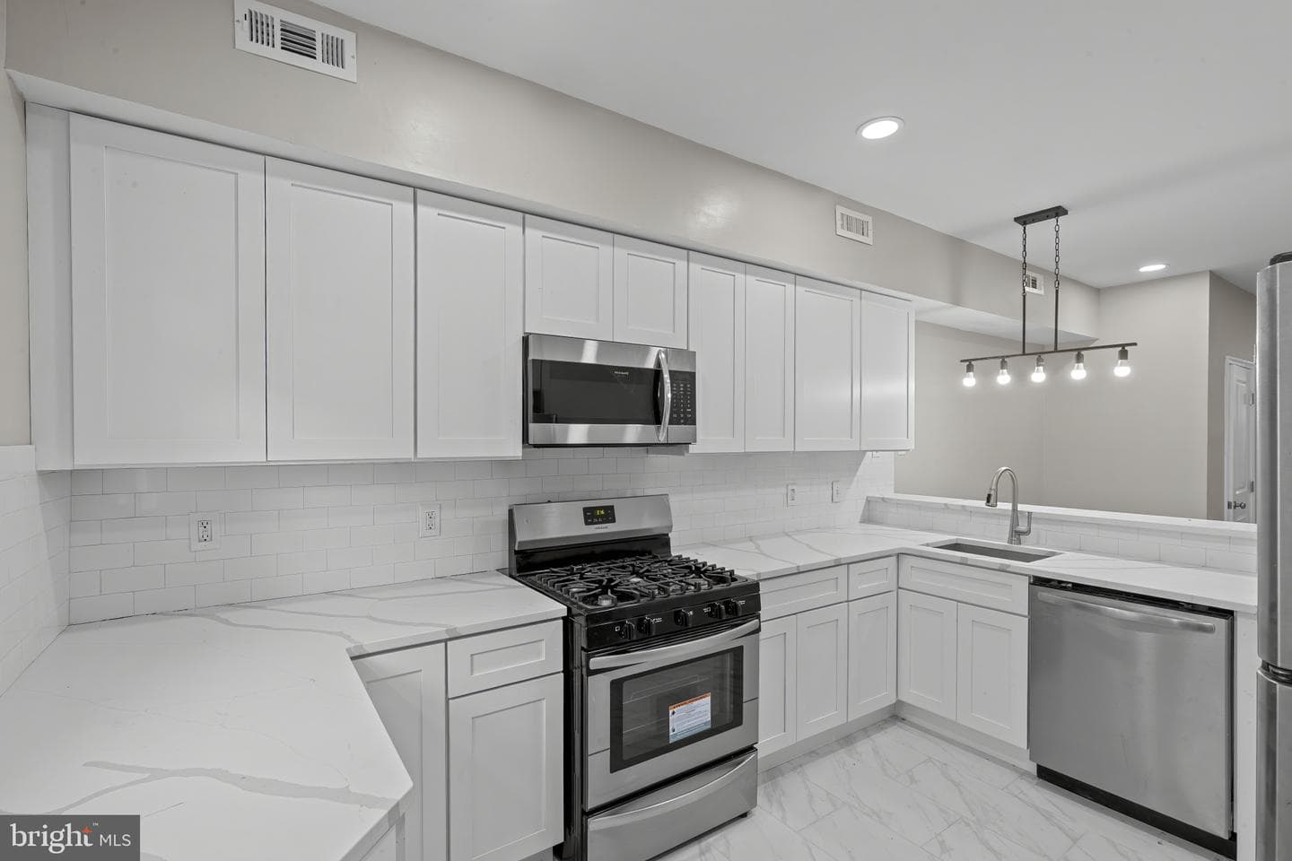 1525 W Pratt Street photo 8