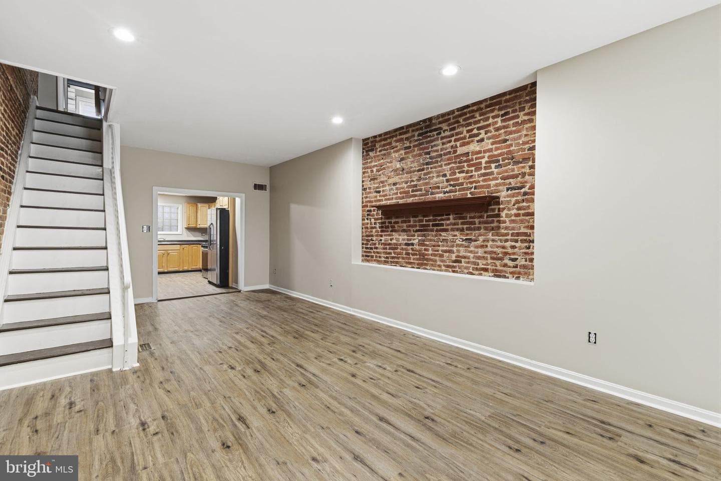 502 S East Avenue photo 2